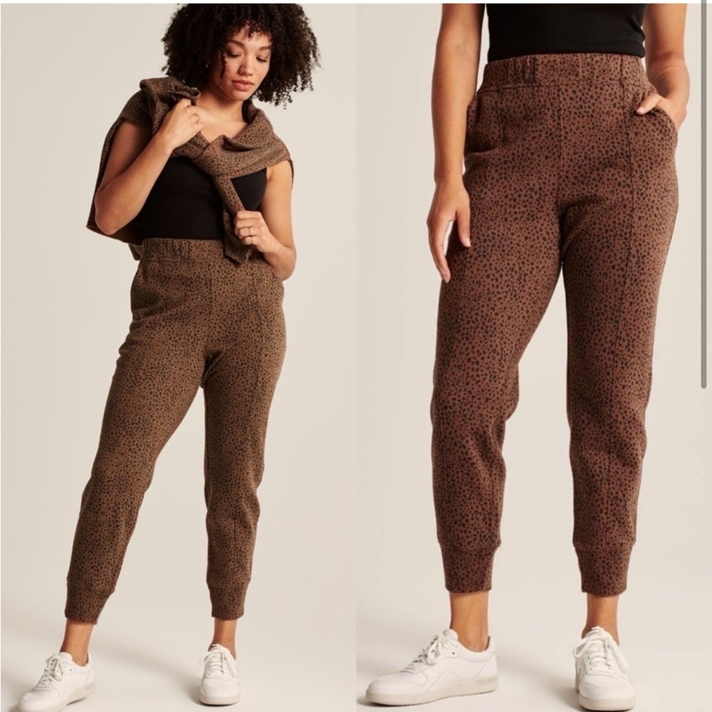 Abercrombie SoftAF City Joggers in Brown
Animal Print